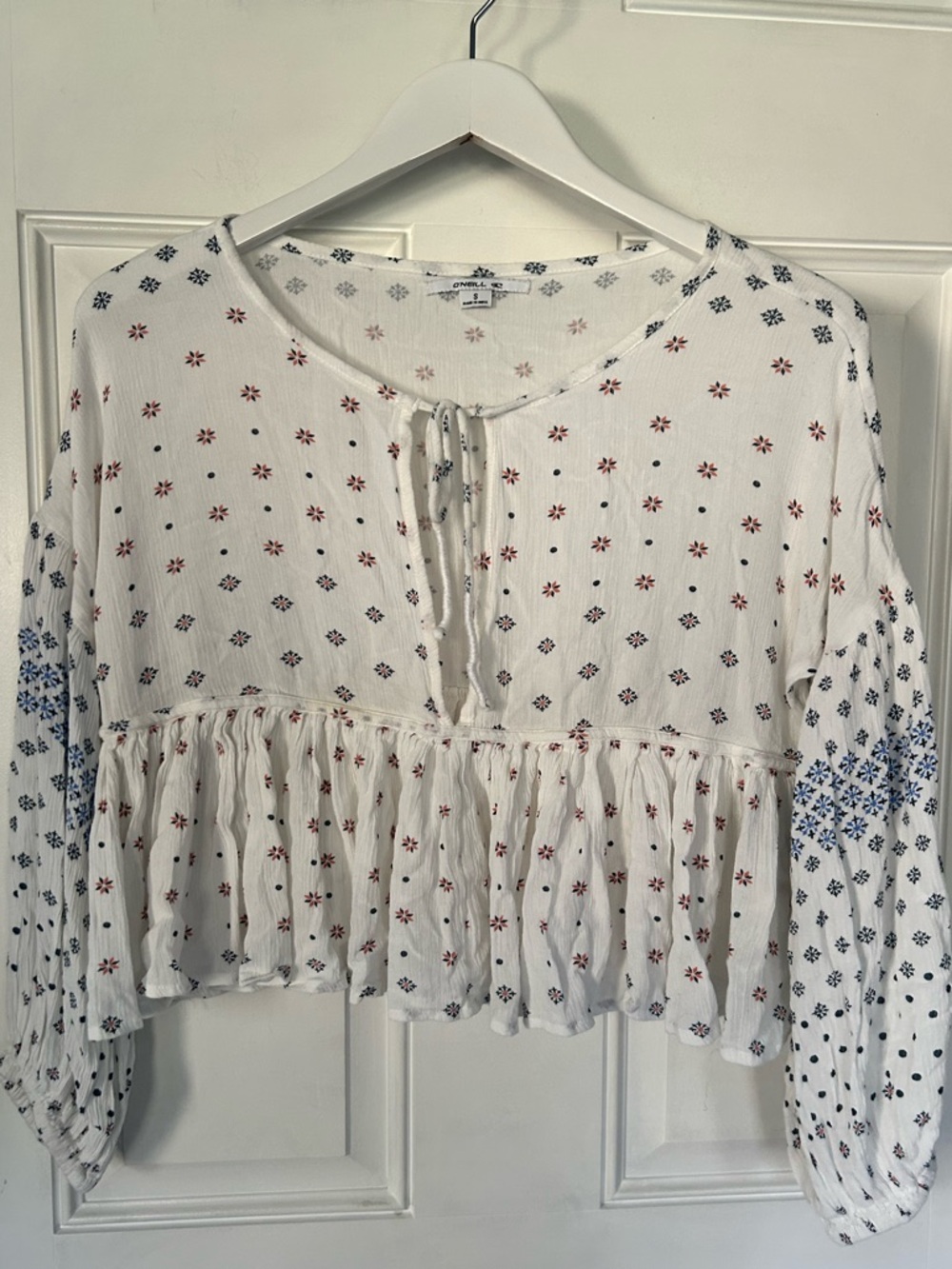 O'Neill White Cropped Peasant Blouse with Red & Blue Prints